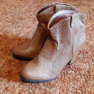 Qupid. Size 6.5. Brown